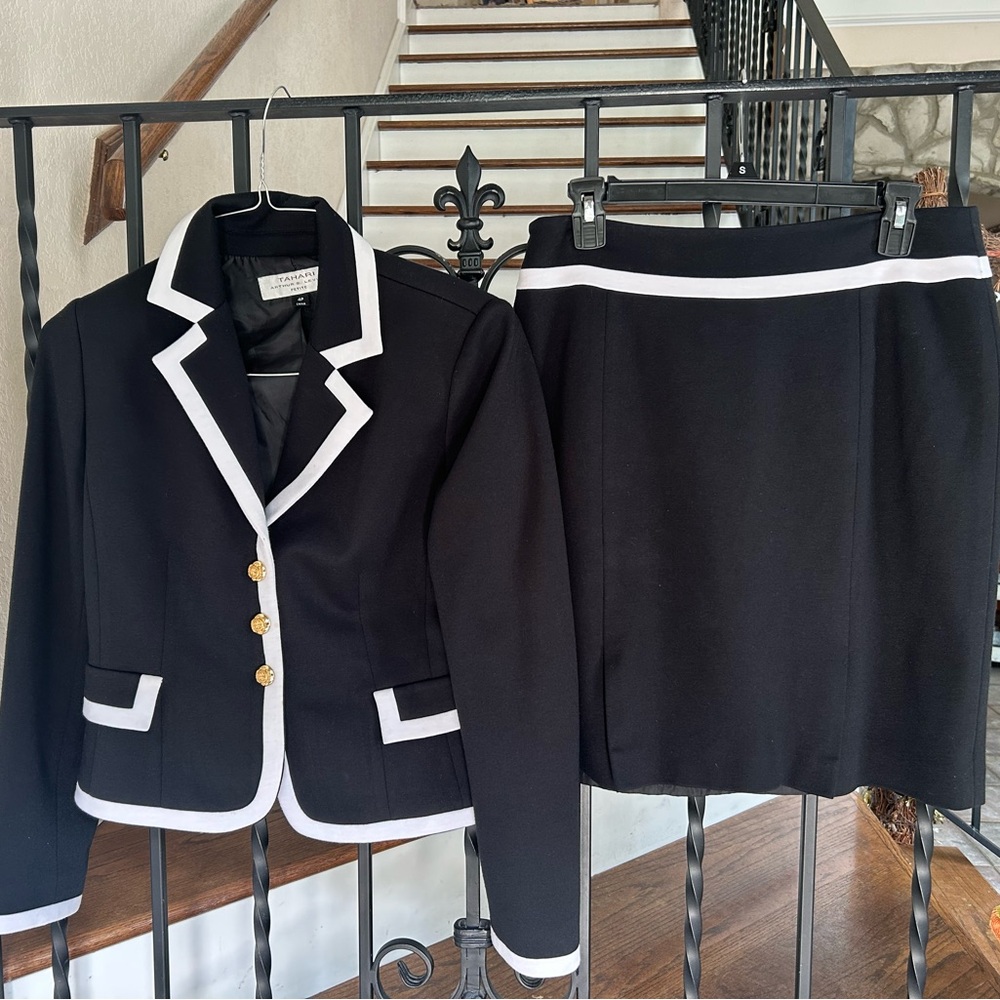 Tahari Arthur S. Levine 4 petite Suit Set